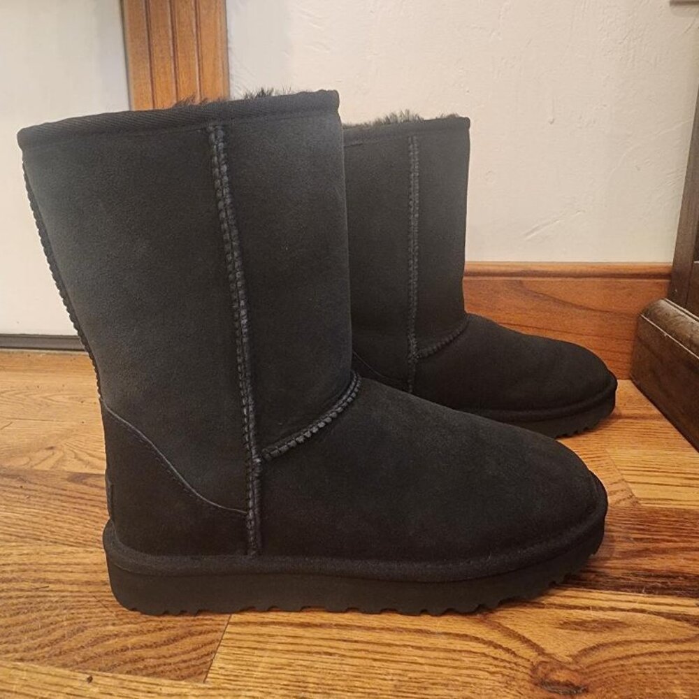 Like New Ugg Classic Short II Boots, Black, 6